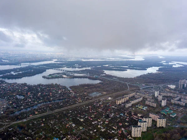 Hoge Luchtvlucht Wolken Boven Kiev Een Herfstbewolkte Ochtend Rivier Dnjepr — Stockfoto