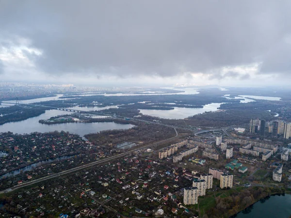 Vysoký Vzdušný Let Mracích Nad Kyjevem Podzimní Oblačné Ráno Řeka — Stock fotografie