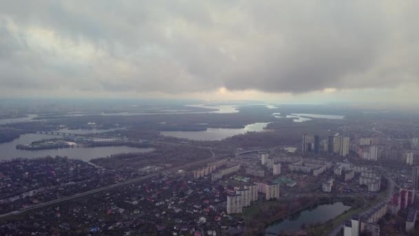 Aereo Grattacielo Volo Tra Nuvole Sopra Kiev Una Mattina Nuvolosa — Video Stock