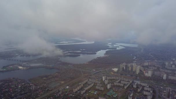 Hoge Luchtvlucht Wolken Boven Kiev Een Herfstbewolkte Ochtend Rivier Dnjepr — Stockvideo