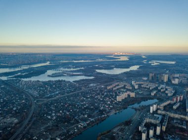 Kiev üzerinde havadan yüksek uçuş, şehrin üzerinde sis bulutu. Sonbahar sabahı, Dinyeper Nehri ufukta görünüyor..