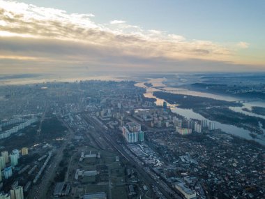 Kiev üzerinde havadan yüksek uçuş, şehrin üzerinde sis bulutu. Sonbahar sabahı, Dinyeper Nehri ufukta görünüyor..