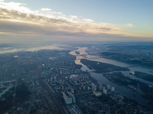 Kiev üzerinde havadan yüksek uçuş, şehrin üzerinde sis bulutu. Sonbahar sabahı, Dinyeper Nehri ufukta görünüyor..