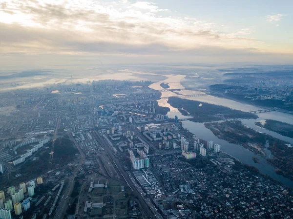 Kiev Üzerinde Havadan Yüksek Uçuş Şehrin Üzerinde Sis Bulutu Sonbahar — Stok fotoğraf