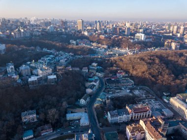 Hava aracı görüntüsü. Kiev 'in tarihi merkezinin sokakları - Podil güneşli bir sabahta.