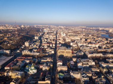 Hava aracı görüntüsü. Kiev 'in tarihi merkezinin sokakları - Podil güneşli bir sabahta.