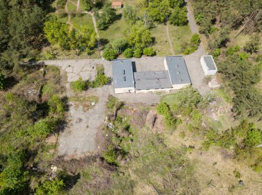 Hava aracı görüntüsü. Güneşli bir yaz gününde şehrin varoşlarındaki binalar.