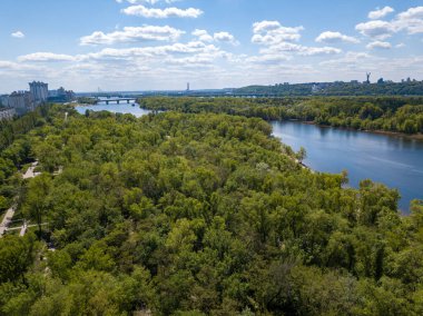 Hava aracı görüntüsü. Kiev 'de güneşli bir günde Dinyeper nehri.