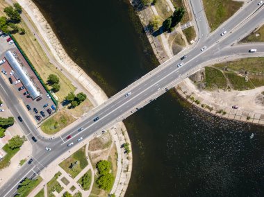 Hava aracı üst görüntüsü. Nehir boyunca otomobil köprüsü.