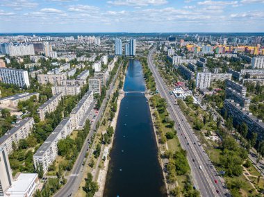 Hava aracı görüntüsü. Kiev 'de güneşli bir günde, kanalın kıyısındaki konut binaları.