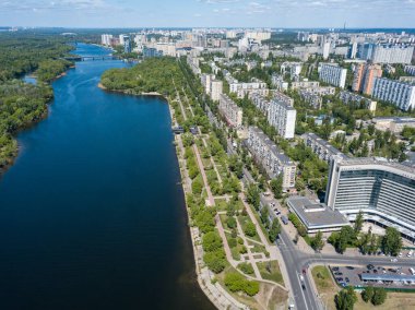 Hava aracı görüntüsü. Kiev 'de güneşli bir günde, kanalın kıyısındaki konut binaları.