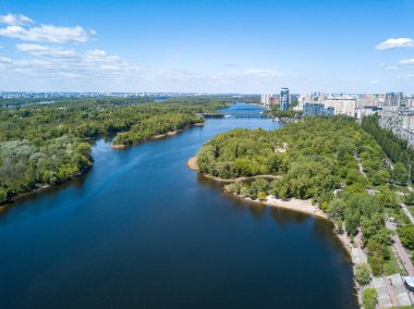 Hava aracı görüntüsü. Kiev 'de güneşli bir günde Dinyeper nehri.