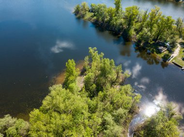 Hava aracı görüntüsü. Güneşli bir günde nehir kıyısında.