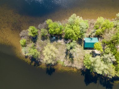 Hava aracı görüntüsü. Güneşli bir günde nehir kıyısında.