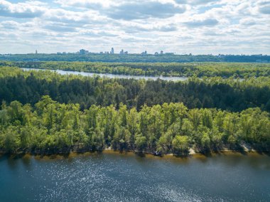 Hava aracı görüntüsü. Kiev 'de güneşli bir günde Dinyeper nehri.