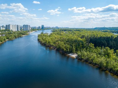 Hava aracı görüntüsü. Kiev 'de güneşli bir günde Dinyeper nehri.