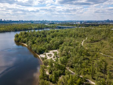 Hava aracı görüntüsü. Kiev 'de güneşli bir günde Dinyeper nehri.