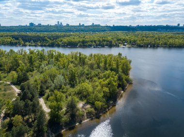 Hava aracı görüntüsü. Kiev 'de güneşli bir günde Dinyeper nehri.