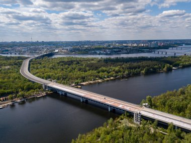 Hava aracı görüntüsü. Kiev 'de bitmemiş köprü, güneşli yaz günü.