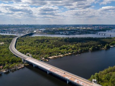 Hava aracı görüntüsü. Kiev 'de bitmemiş köprü, güneşli yaz günü.