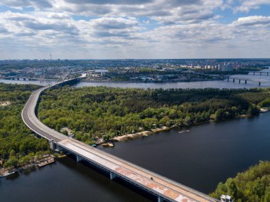 Hava aracı görüntüsü. Kiev 'de bitmemiş köprü, güneşli yaz günü.