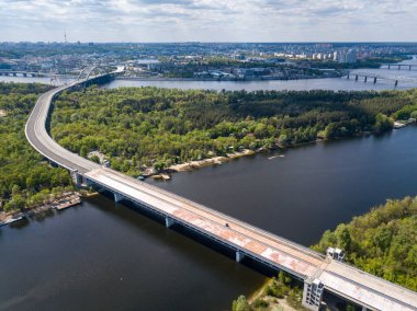 Hava aracı görüntüsü. Kiev 'de bitmemiş köprü, güneşli yaz günü.