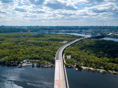 Hava aracı görüntüsü. Kiev 'de bitmemiş köprü, güneşli yaz günü.