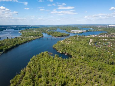 Hava aracı görüntüsü. Kiev 'de güneşli bir günde Dinyeper nehri.