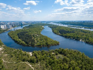 Hava aracı görüntüsü. Kiev 'de güneşli bir günde Dinyeper nehri.