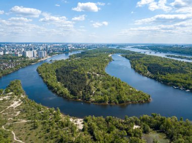 Hava aracı görüntüsü. Kiev 'de güneşli bir günde Dinyeper nehri.