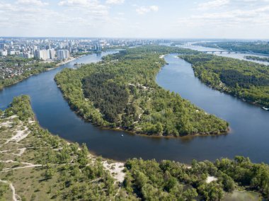 Hava aracı görüntüsü. Kiev 'de güneşli bir günde Dinyeper nehri.