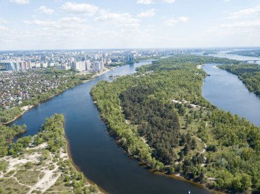 Hava aracı görüntüsü. Kiev 'de güneşli bir günde Dinyeper nehri.