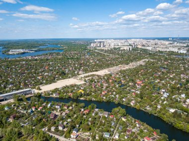 Hava aracı görüntüsü. Kiev 'de bitmemiş köprü, güneşli yaz günü.