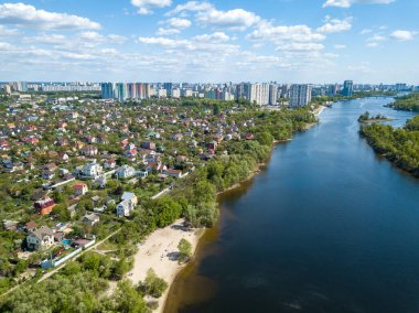 Hava aracı görüntüsü. Kiev 'de güneşli bir günde Dinyeper nehri.