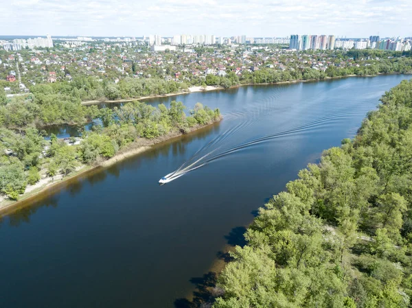 Drohnen Aus Der Luft Ein Motorboot Fährt Einem Sonnigen Tag — Stockfoto