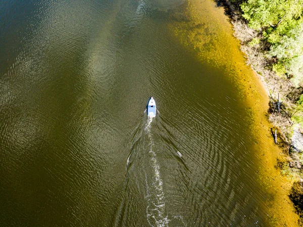 Вид Повітряний Безпілотник Моторний Човен Пливе Річці Сонячний День — стокове фото
