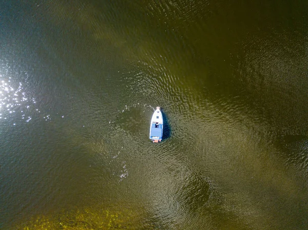 Hava Aracı Görüntüsü Güneşli Bir Günde Bir Motorlu Tekne Nehirden — Stok fotoğraf