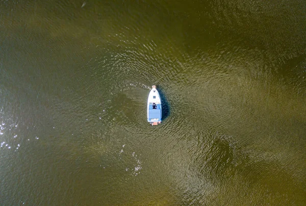 Veduta Aerea Del Drone Una Barca Motore Naviga Lungo Fiume — Foto Stock