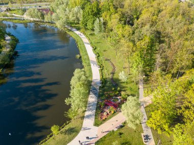 Hava aracı üst görüntüsü. Parkta yürüyüş yolları.