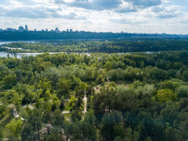 Hava aracı görüntüsü. Kiev şehir parkı.