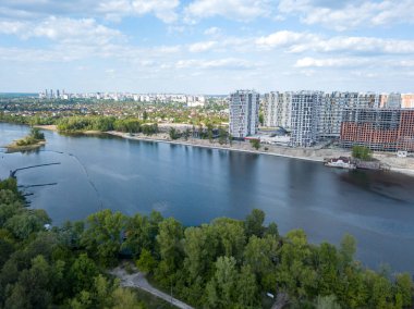 Hava aracı görüntüsü. Kiev 'de güneşli bir günde Dinyeper nehri.