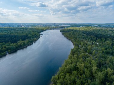 Hava aracı görüntüsü. Kiev 'de güneşli bir günde Dinyeper nehri.
