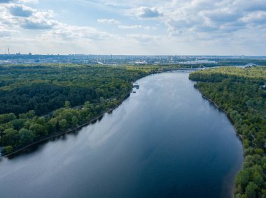 Hava aracı görüntüsü. Kiev 'de güneşli bir günde Dinyeper nehri.