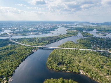 Gökyüzü manzaralı. Kiev 'de bitmemiş köprü, güneşli yaz günü.