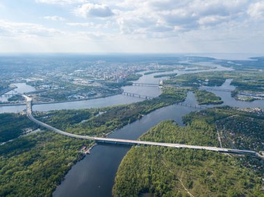 Gökyüzü manzaralı. Kiev 'de bitmemiş köprü, güneşli yaz günü.