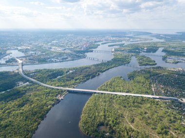 Gökyüzü manzaralı. Kiev 'de bitmemiş köprü, güneşli yaz günü.