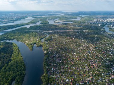 Gökyüzü manzaralı. Kiev 'de bitmemiş köprü, güneşli yaz günü.