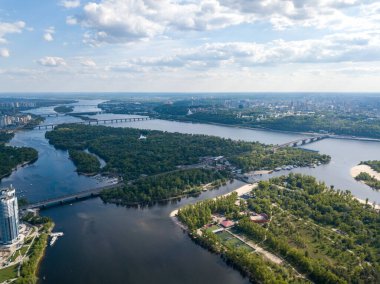 Hava aracı görüntüsü. Kiev 'deki Dinyeper nehri üzerindeki otomobil köprüsü.