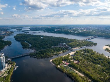 Hava aracı görüntüsü. Kiev 'deki Dinyeper nehri üzerindeki otomobil köprüsü.