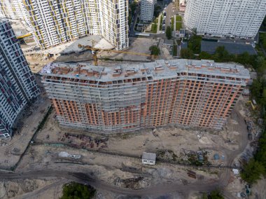 Hava aracı görüntüsü. Bir yerleşim yerinin inşaat alanı.